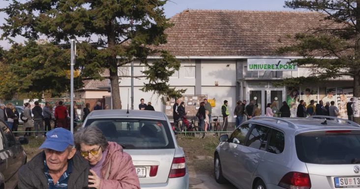 Fenyegetések, buszoztatások, magyar őrszemek: feszült légkörben zajlott a szerbiai választás