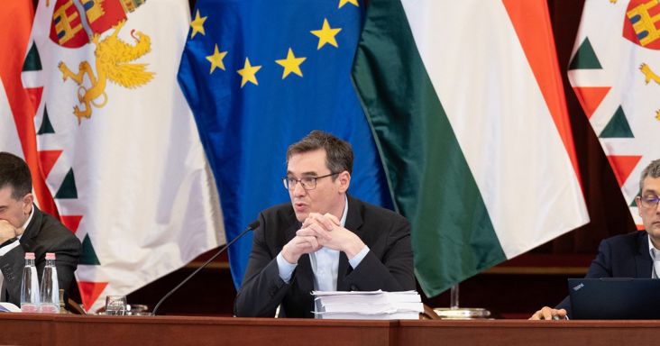 Káosz és kivonulás a Városházán: leszavazták a Fideszt, Baranyi Krisztina Unicumot vitt Karácsony Gergelynek