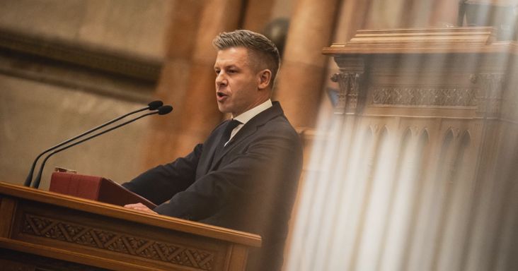 Béremelések és jóléti intézkedések egész sorát jelentette be Magyar Péter