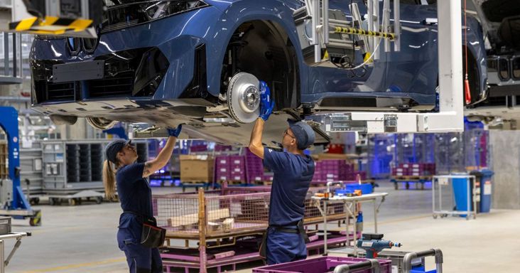 Debrecenben legurult a futószalagról, máris letarolta Európát: úgy viszik a BMW új SUV-ját, mint a cukrot, a Mercedes lihegve próbálja utolérni