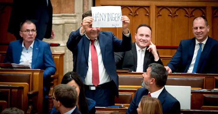 Orbán új stratégiája visszaüthet, a parlamenti bohóckodás nem hoz politikai áttörést