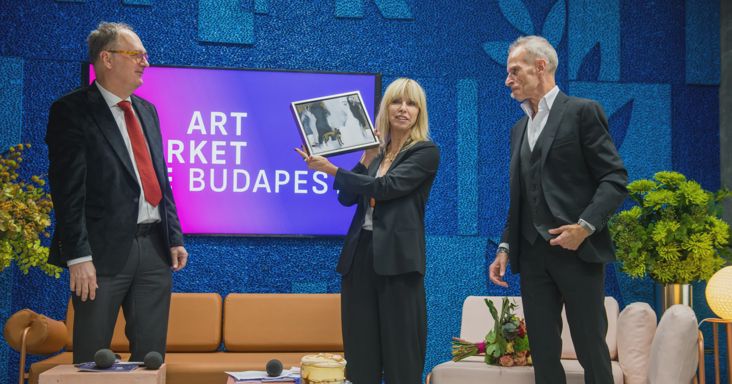 Péterfy Bori: „Vásároljatok kortárs művészetet, mert mi igaziak vagyunk, nem AI” – megnyílt az Art Market Budapest képzőművészeti vásár