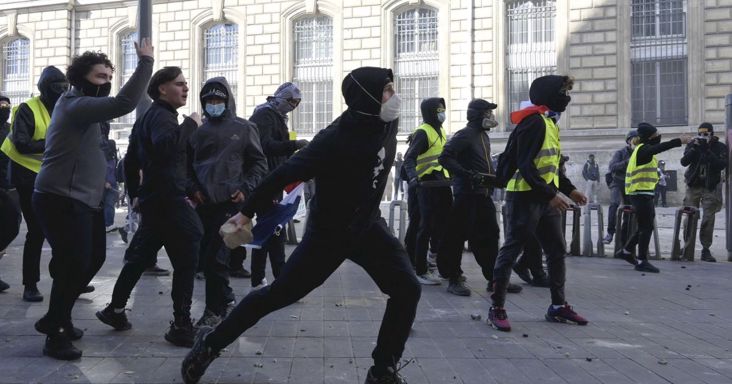 Macron külföldre távozott, hátrahagyva a lerombolt francia városokat