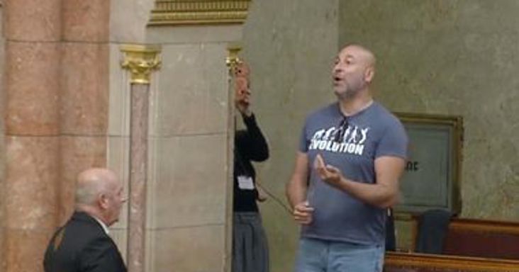 Parlamenti közjáték: Szabó Bálint belekiabált Magyar parlamenti felszólalásába, rögtön kiküldték a páholyból