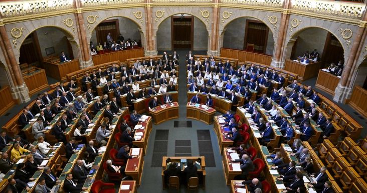 Megválasztják az NVVH vezetőit és dönthetnek az ügynökakták nyilvánosságra hozataláról is: sűrű kedd vár a parlamenti képviselőkre