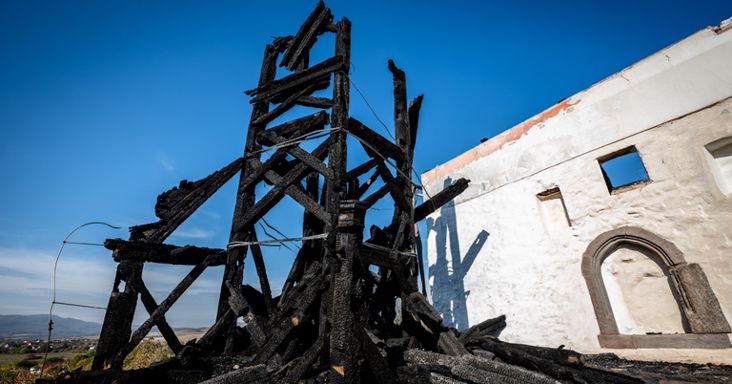Megkezdődött a romeltakarítás a leégett radostyáni református templomnál
