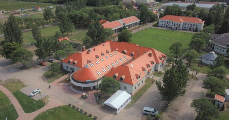 Milliárdokból épült Lezsák-birodalomba költözött a Fidesz