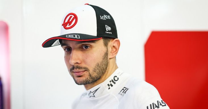 Hoppá! Magyarázat nélkül leváltja pilótáját a Haas