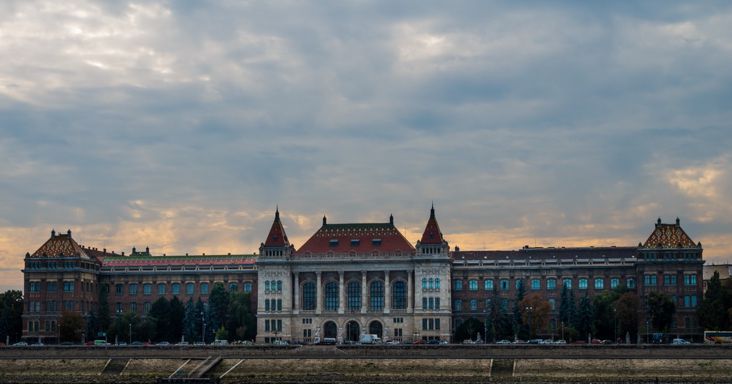 Palesztin terrorista emlékének ajánlották az egyetemi évkönyvet, vizsgálatot indított a BME