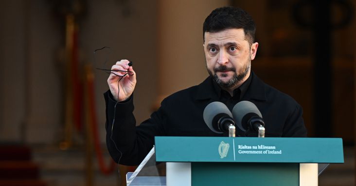 Lemondásra szólította fel Zelenszkij elnököt a világ leggazdagabb embere