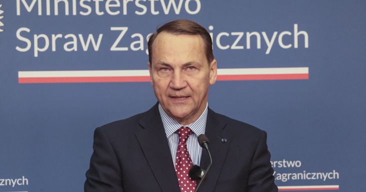 A lengyel külügyminiszter szerint pénzátutalásokkal és felvételekkel tudják bizonyítani, hogy az Orbán-kormány együttműködött a Putyin-rezsimmel