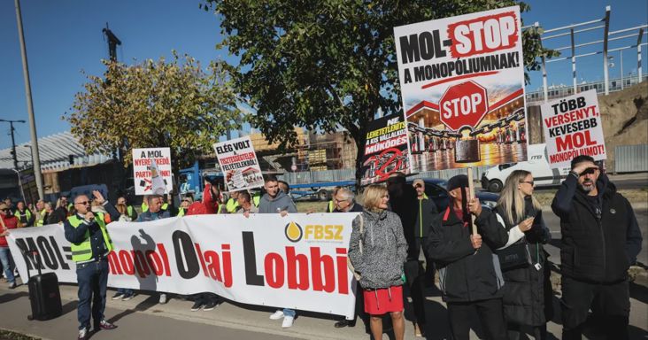 „Mol = Monopol Olaj Lobbi” – független benzinkutasok tüntettek a Mol-székháznál