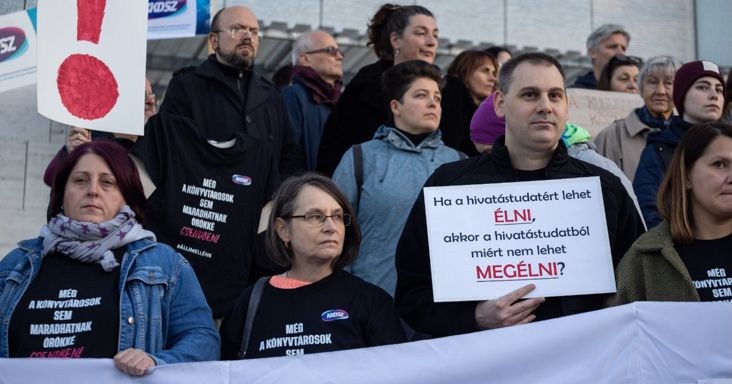 Tüntettek a béremelések miatt Pécsen