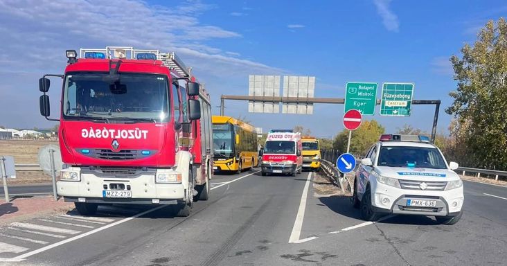 Helyszíni fotók érkeztek a 33-as főúton történt balesetről