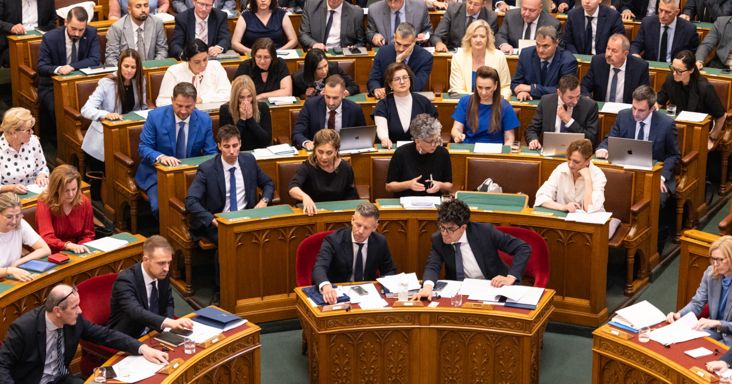 Terítéken a jövő évi költségvetés, de lesznek megemlékezések, és Orbán Balázs helyére is beül valaki