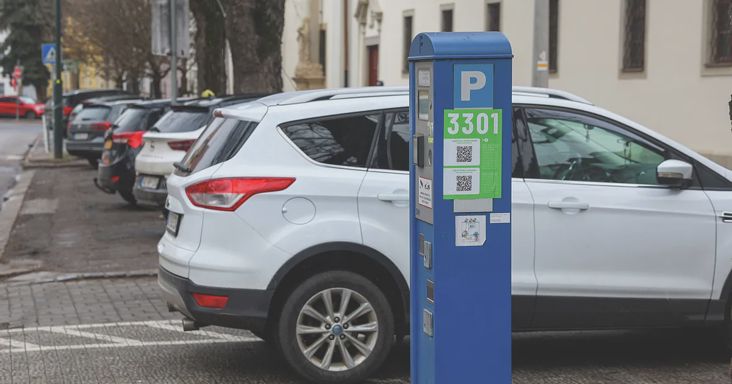 Csökkentik Józsefváros vezetőinek fizetését