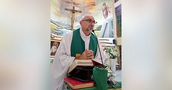 Videó: Pap hal meg, miután misén ráesik egy kereszt Ecuadorban
