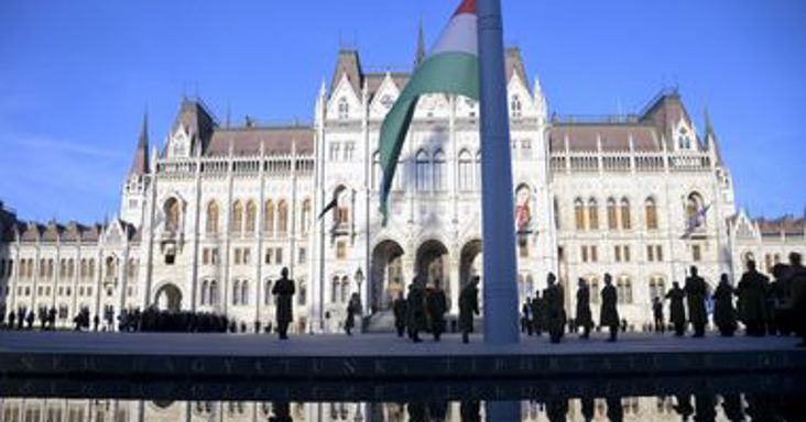 Magyar Péter a Kossuth téren mond beszédet október 23-án