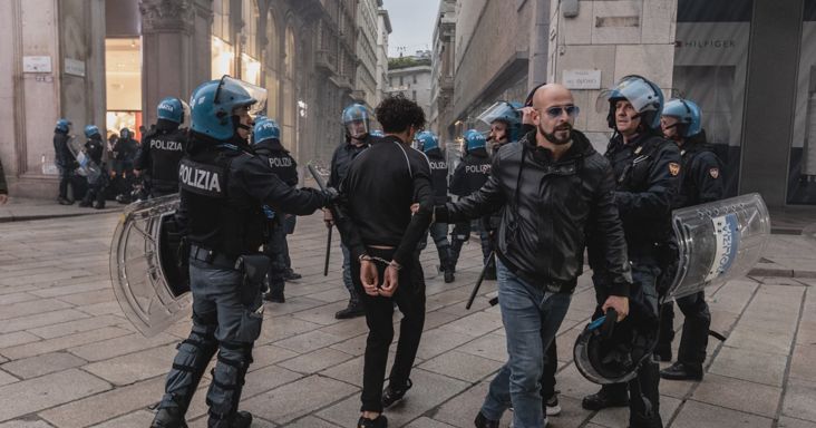 Katonákat vezényelnek Milánóba, szigorú rendészeti intézkedésekkel válaszol a zavargásokra a Meloni-kormány