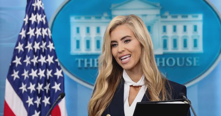 Trump ugyan ügyvédként mutatta be a Fehér Ház új szóvivőjét, Katie Zacharia elismerte, hogy nincs meg az ehhez szükséges szakvizsgája