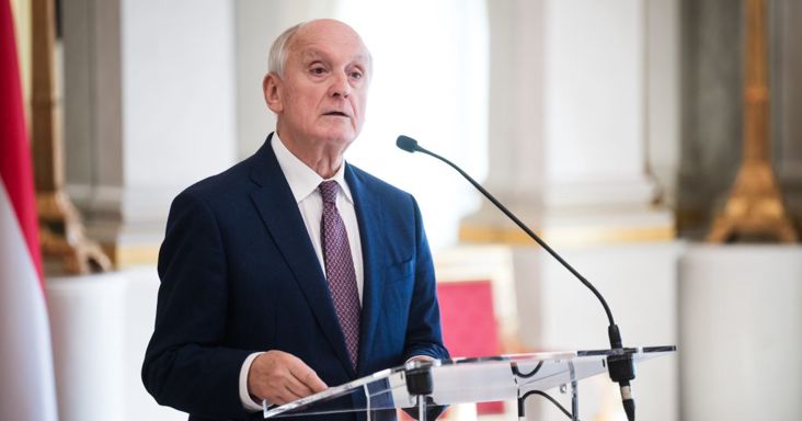 Baka András: Ami történik, az vértelen forradalom