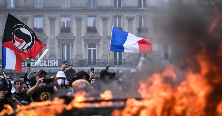 Több százezren tüntettek Európában, lángba borult egy francia városháza