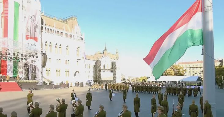 Felvonták a nemzeti lobogót a Parlamentnél, megkezdődtek az október 23-i programok