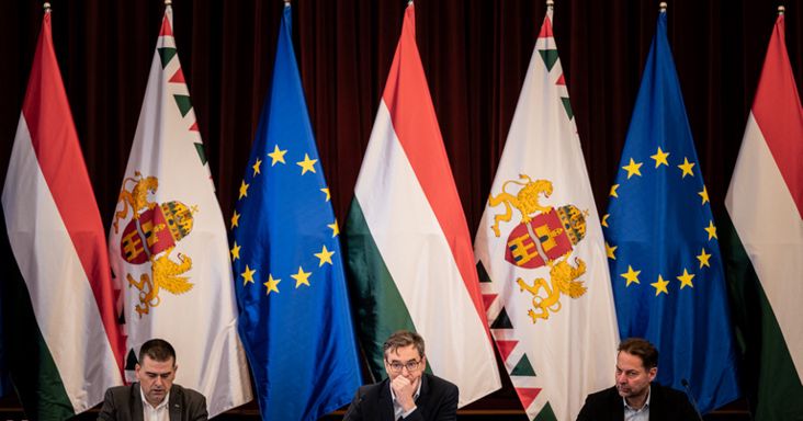 „Összerogyott a rosszul ácsolt színpad” – érkeznek a reakciók a botrányos rendkívüli ülésre