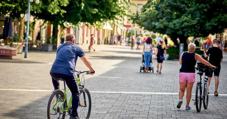 Petíció indult, hogy hosszában is át lehessen tekerni a szombathelyi Fő téren