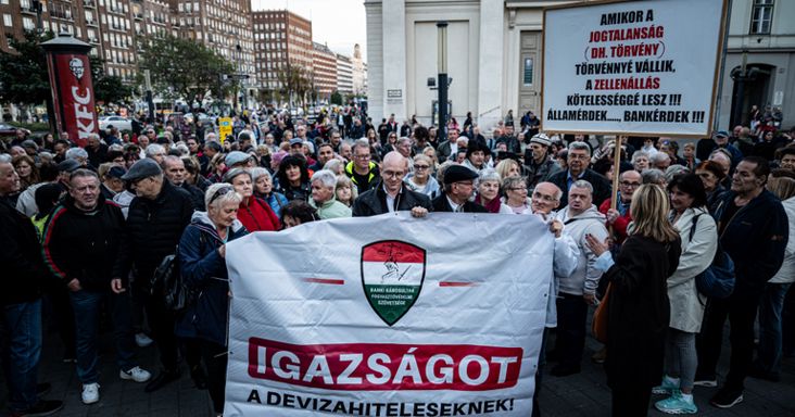 Fáklyás tüntetők jelentek meg Budapest belvárosában