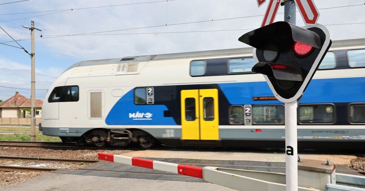 Súlyos vonatgázolás történt Mélykútnál, tűzoltók segítettek a vonat utasainak