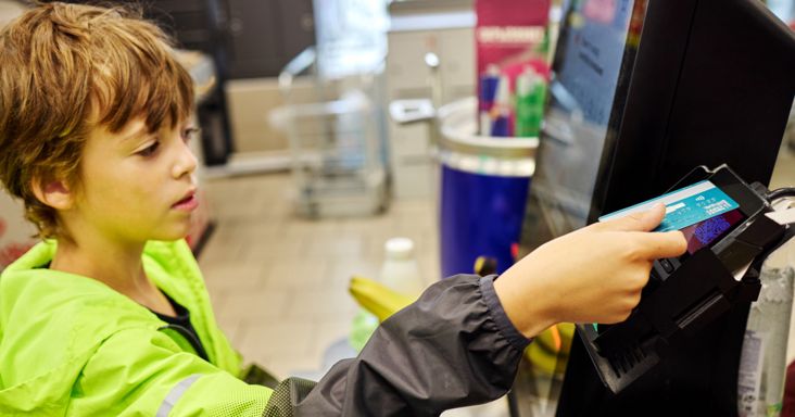 A 14 éves gyerekek felének már van bankszámlája: ennyi pénzt tesznek be rá a szülők havonta - szerinted sok vagy kevés?