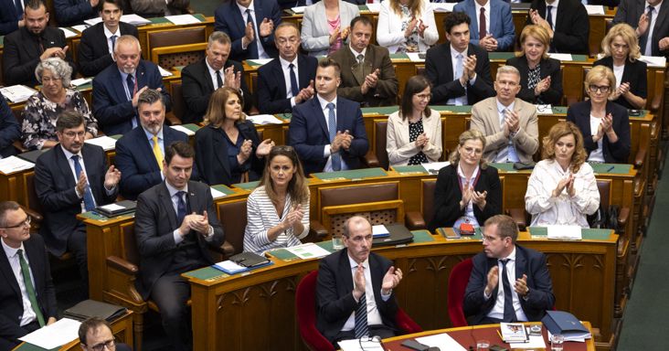 Kirakták az Élő Környezetért Felelős Bizottságból a vadászatokon pózoló Kaprinyák Tibort