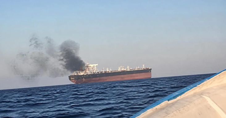 Újabb tanker gyullad ki Hormuznál, két teherhajó elsüllyed az előző napi támadásokban