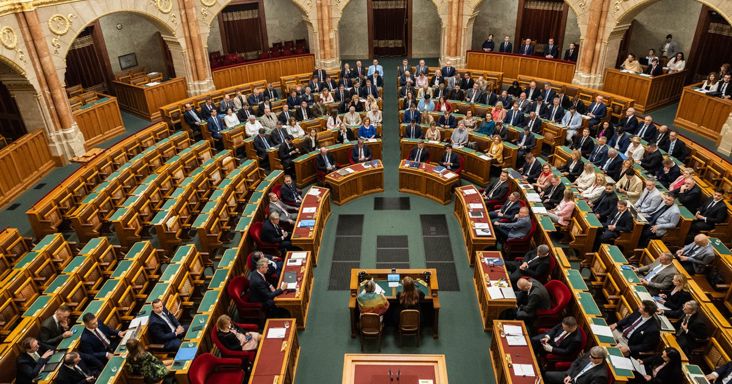 Megjelent az eredmény a képernyőn, azonnal elhagyta az üléstermet a Fidesz-KDNP