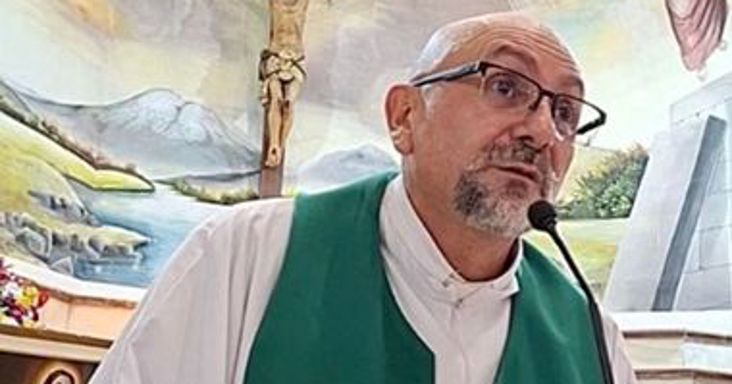 Élő közvetítés közben dőlt rá a feszület egy papra Ecuadorban, nem élte túl