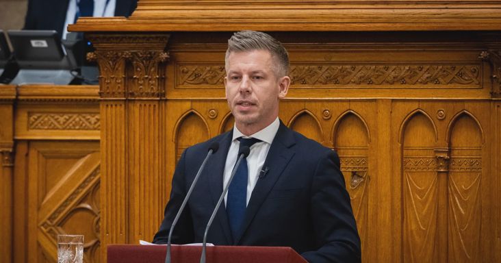 Magyar Péter elindult Prágába + VIDEÓ