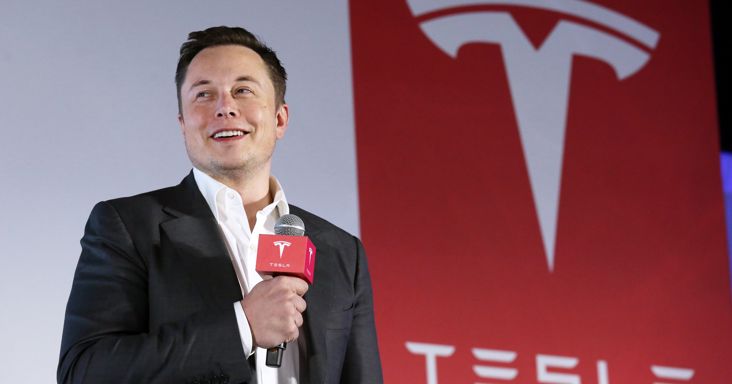 Olyan rakétahajtóműves Teslát mutatott be Elon Musk, ami repül, és egy másodperc alatt gyorsul százra