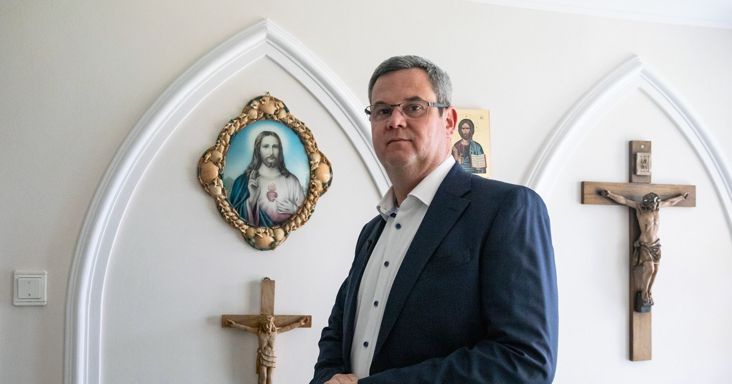 „Bárkiből lehet bármi” – hirdette egy civil szervezet alsósoknak, a fideszes agitprop és Takács Péter rohant felháborodni