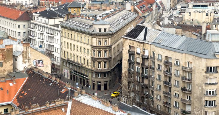 Jön a várva várt fordulat a budapesti lakáspiacon: karnyújtásnyira az olcsó lakhatás, tömegek álma válik valóra