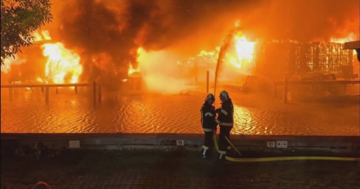 Lángoló hajók, több száz tűzoltó: pokoli képek érkeztek a Fertő tóról