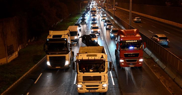 Már csak másfél hónapot kell kibírniuk a közúti fuvarozóknak: kevesebb tábla, több ellenőrzés – Vitézy Dávid készülhet, komoly feladatot osztottak rá