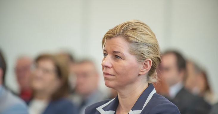 A börtönből üzent az NKA-ügyben letartóztatott Varga-Bajusz Veronika, szerinte az a cél, hogy politikusokra valljon