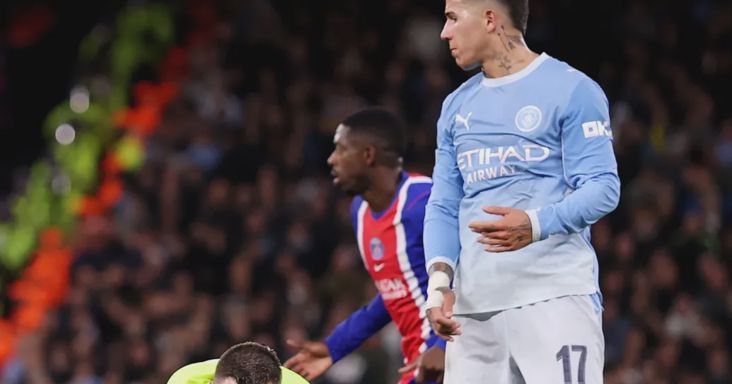 A Man City futballistája erőből takarította el a bírót az útból, de még lapot sem kapott érte