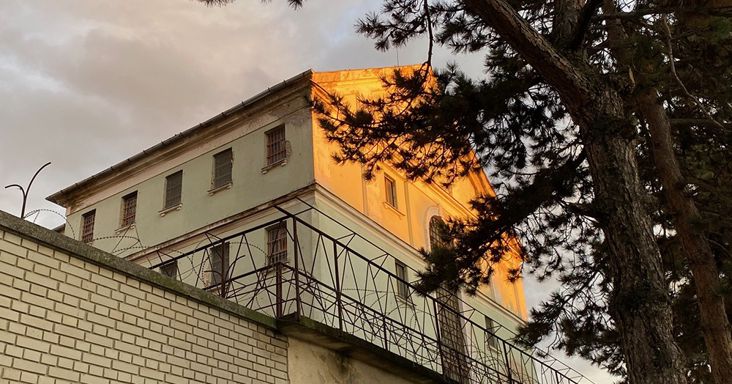 Lebontják a régi szombathelyi börtön egy részét
