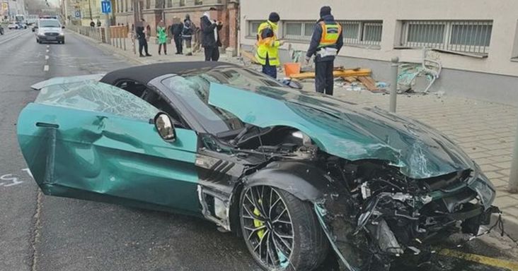 Halálos gázolás Győrben: Nem volt műszaki hibás a buszmegállóba csapódó Aston Martin