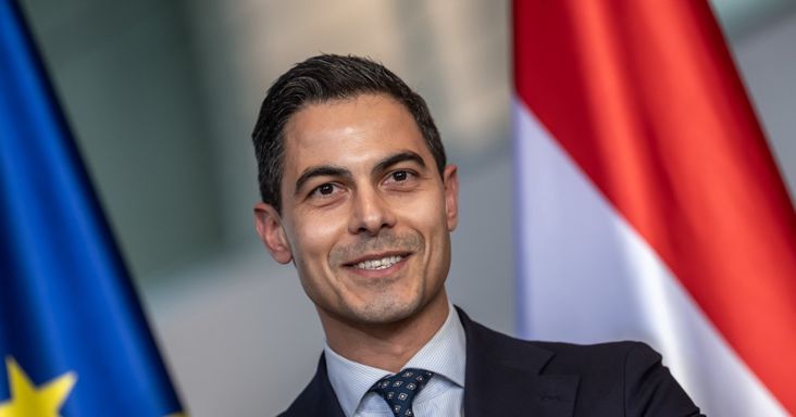 Babát vár Hollandia nyíltan meleg miniszterelnöke és a vőlegénye: béranya hozza világra a picit