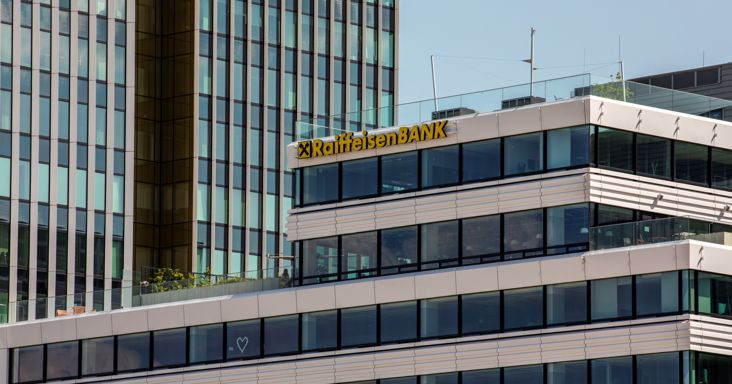 Többszáz millió eurós bírságot kapott az oroszoktól a Raiffeisen