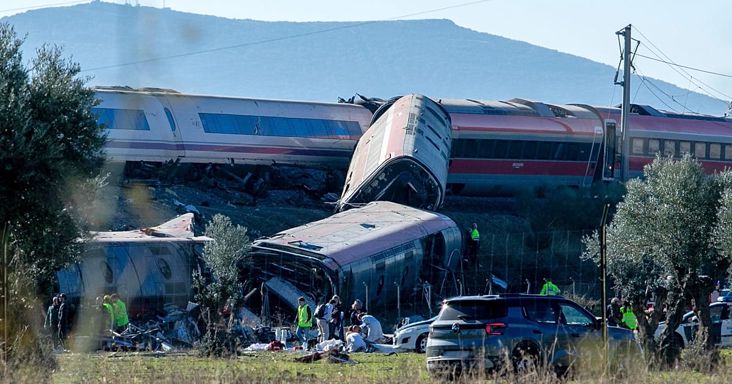 Spanyolország: az első felvételek a halálos gyorsvonat-baleset roncsairól