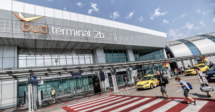 Már bankkártyával is lehet jegyet venni a 200E repülőtéri járaton